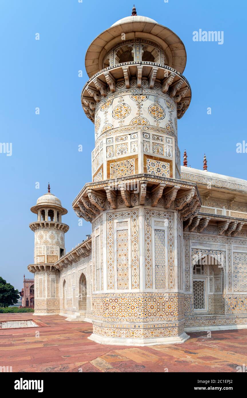 Seitenansicht des Grabes von Itmad-ud-Daulah (I'timād-ud-Daulah), auch bekannt als 'Baby Taj', ein Mughal Mausoleum in der Stadt Agra, Uttar Pradesh, Indien Stockfoto