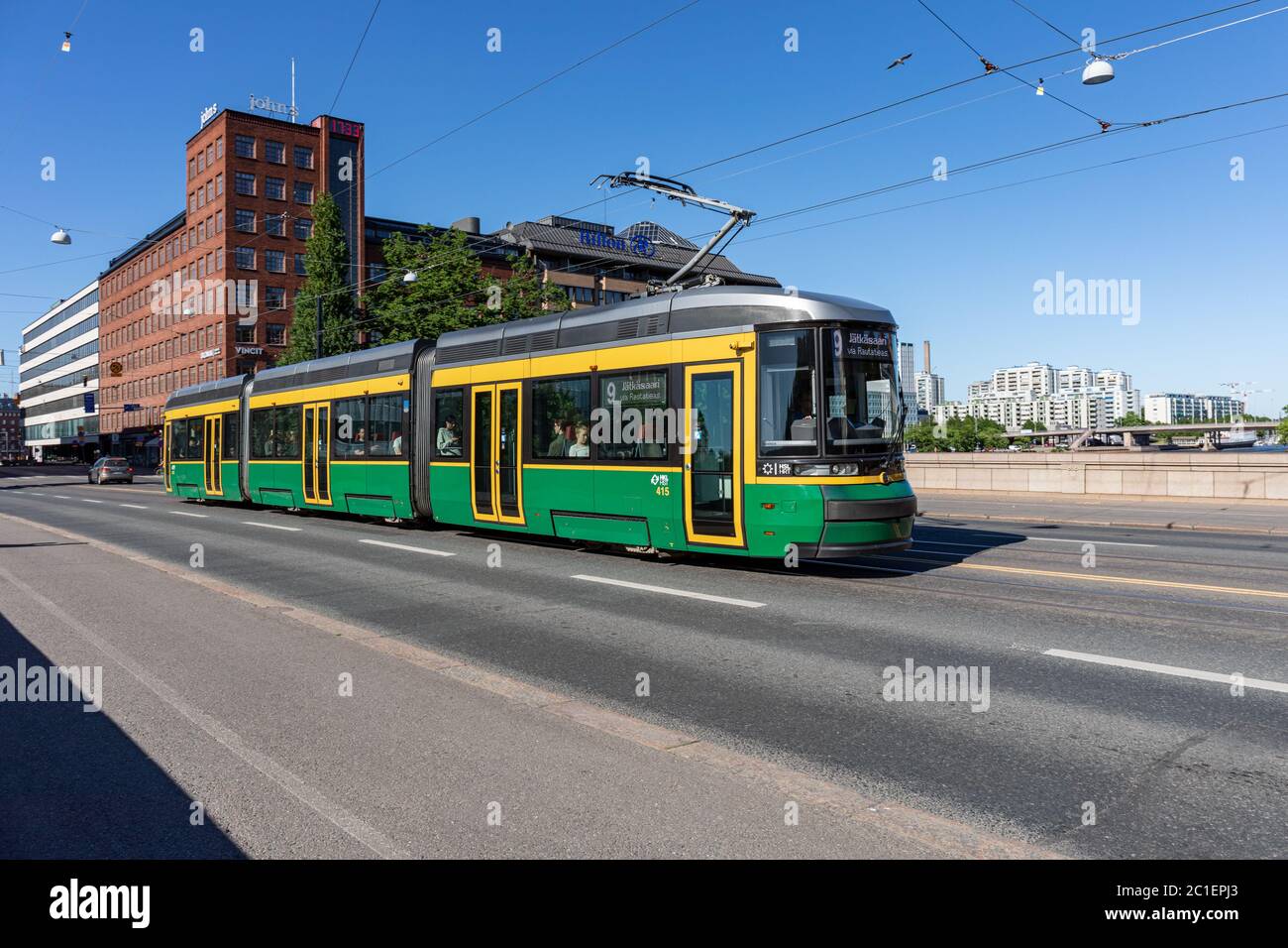 Straßenbahn über die Pitkäsilta-Brücke in Helsinki, Finnland Stockfoto