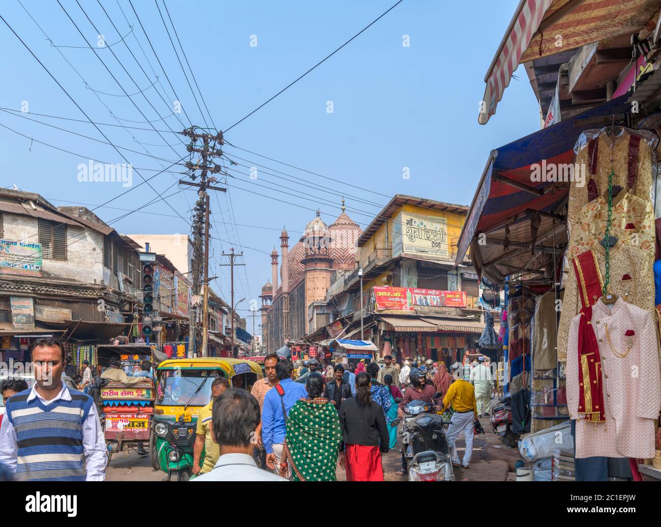 Geschäfte und Verkaufsstände an einer Straße, die zu Jama Masjid (Jama-Moschee), Agra, Uttar Pradesh, Indien führt Stockfoto