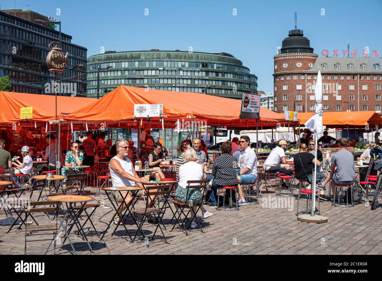 Leute, die ein Café auf dem Hakaniemi Marktplatz im Freien in Helsinki, Finnland, genießen Stockfoto