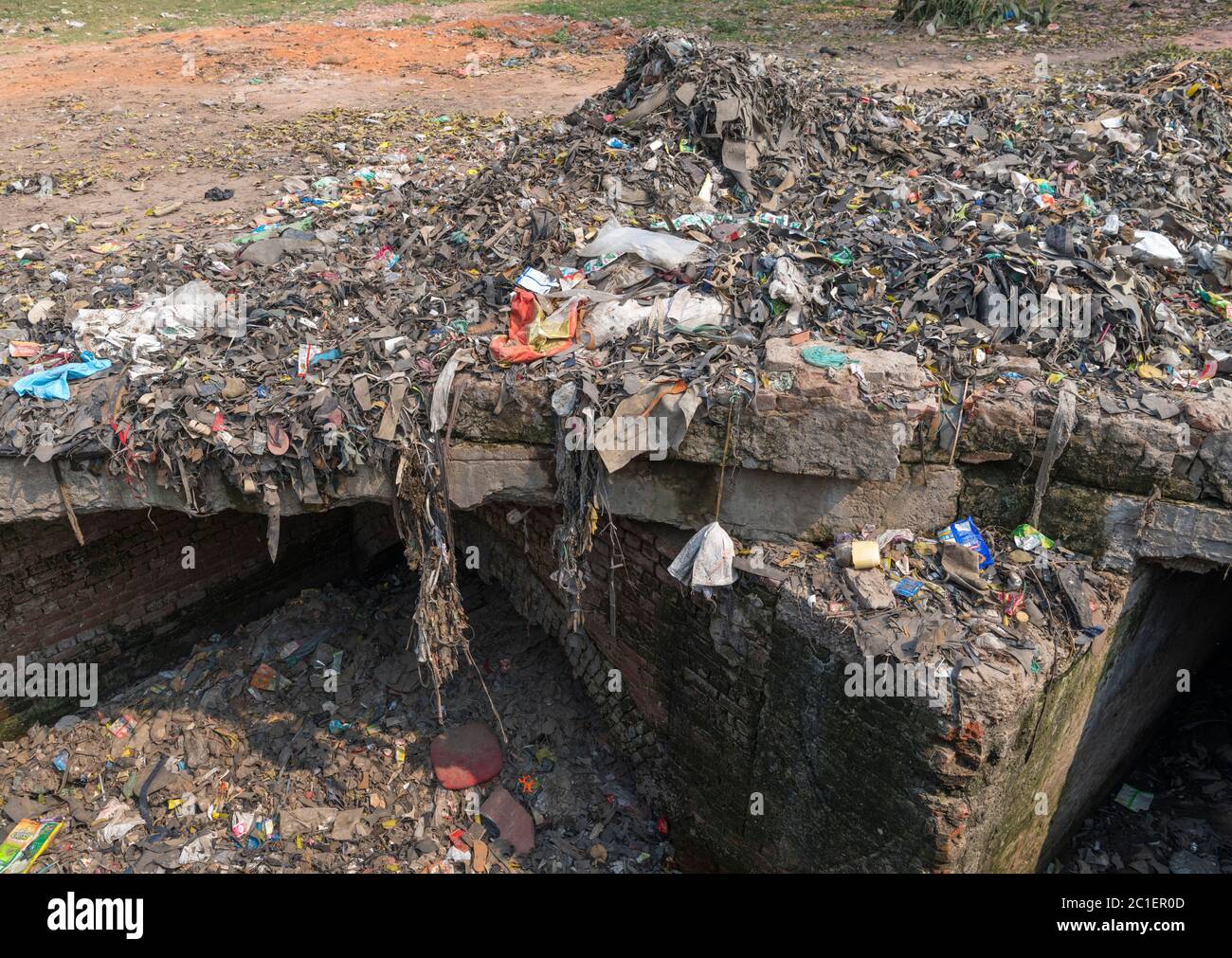 Müll, der in Agra, Uttar Pradesh, Indien, an der Seite der Straße verstreut ist Stockfoto