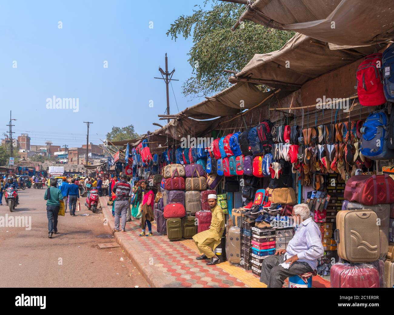 Geschäfte und Stände auf der Straße in Bijali Ghar Crossing, Agra, Uttar Pradesh, Indien Stockfoto
