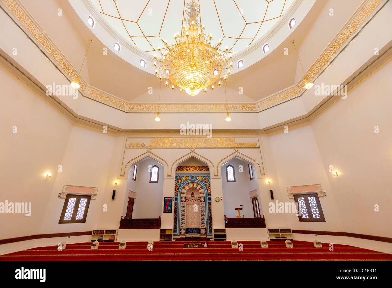 Die Moschee, die Teil des Sheikh Mohammed Center for Cultural Understanding ist, das mehrere Programme anbietet, um den Besuchern nicht nur das muslimische Leben, sondern auch die Geschichte, Architektur und Essen der Region vorzustellen. Dubai, VAE. Stockfoto