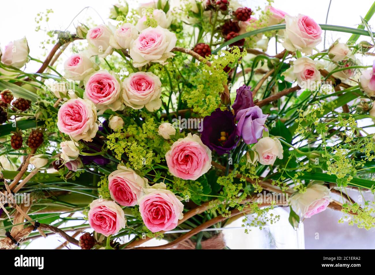 Blumenstrauß aus schöne rosa und weißen Rosen Stockfoto
