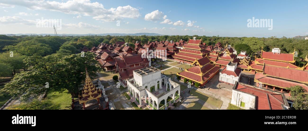 MANDALAY, MYANMAR - 10. Januar 2019: Panoramablick auf den Mandalay Palace, die Replik, wurde in den 1990er Jahren wieder aufgebaut. Stockfoto