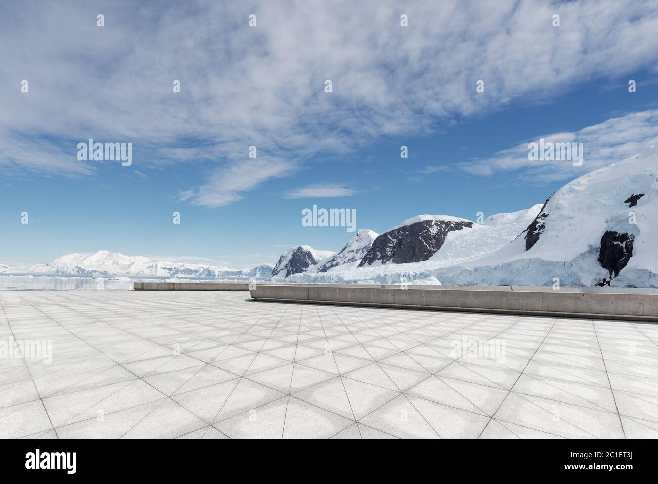 Leerer Ziegelboden mit sonw Berg als Hintergrund Stockfoto