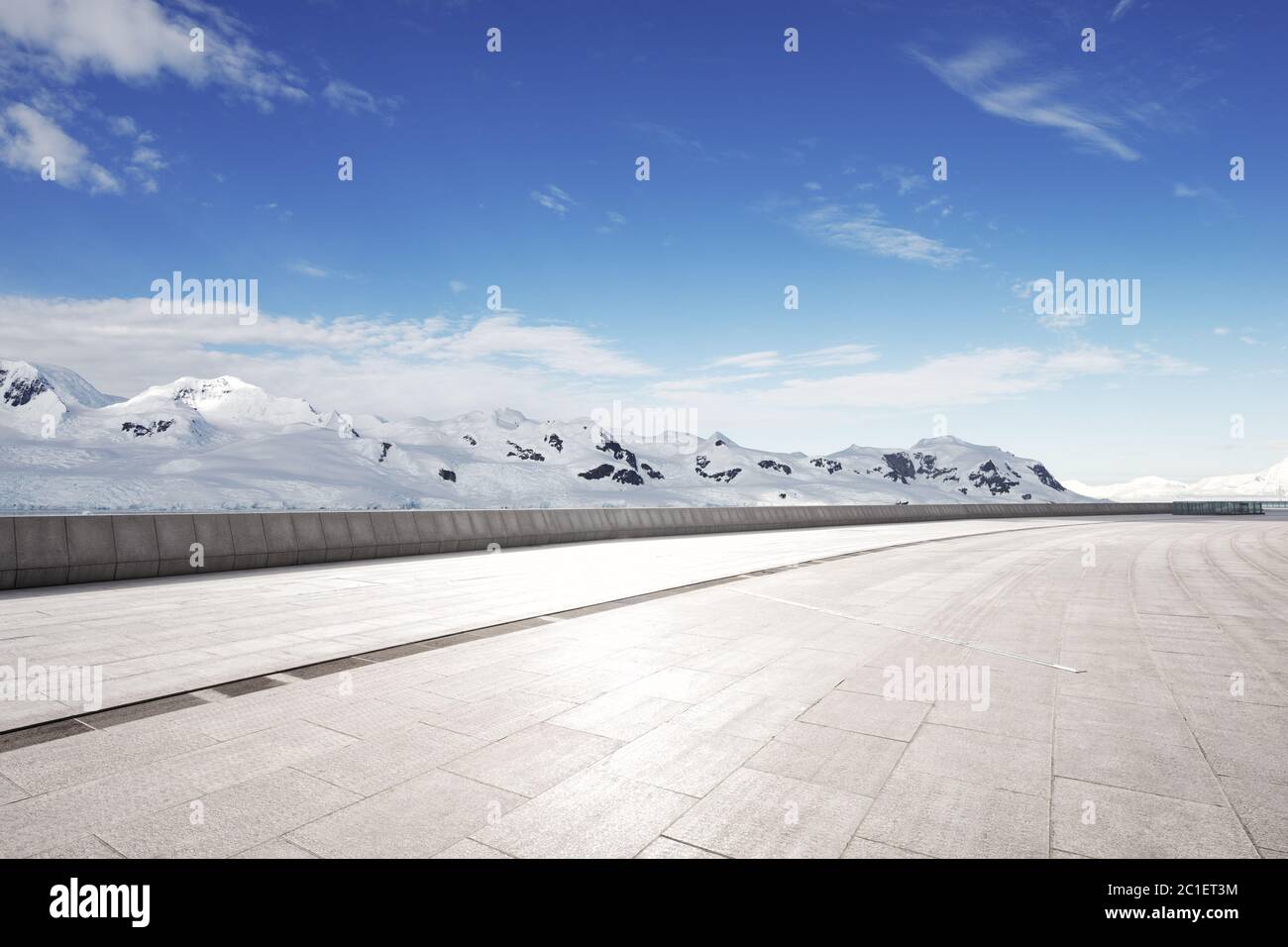 Leerer Ziegelboden mit sonw Berg als Hintergrund Stockfoto