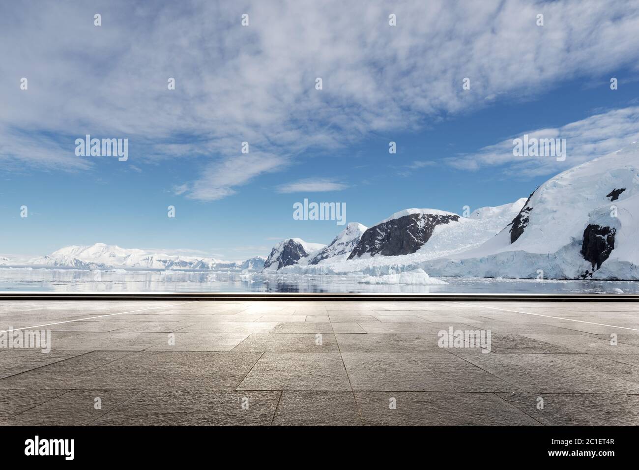 Leerer Ziegelboden mit sonw Berg als Hintergrund Stockfoto