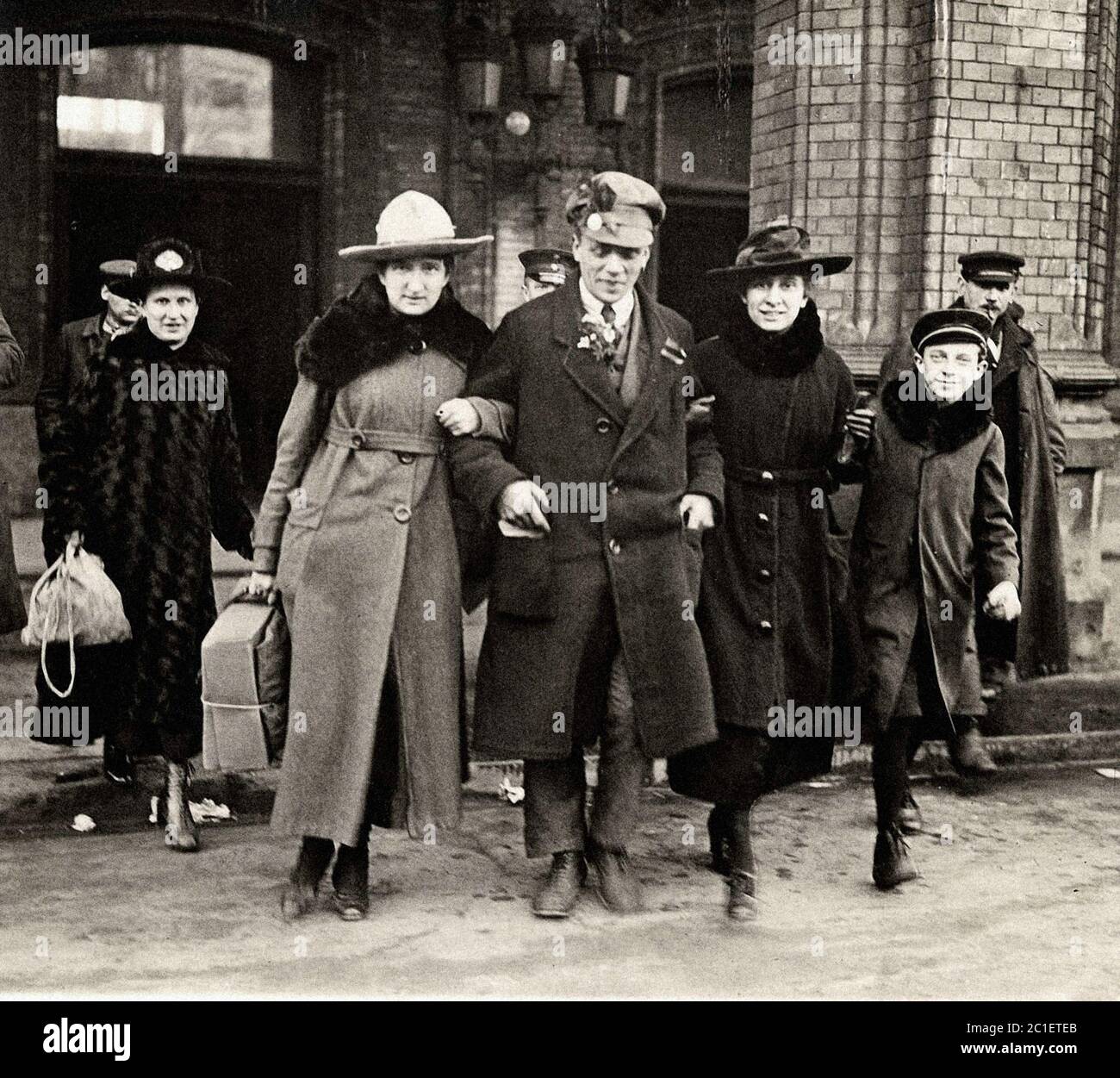 Ein deutscher Kriegsgefangener, der aus Frankreich zurückkehrte, wurde 1920 mit seinen Verwandten wiedervereinigt. Stockfoto