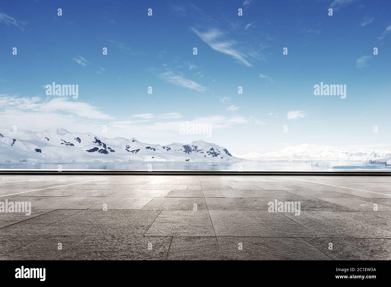 Leerer Ziegelboden mit sonw Berg als Hintergrund Stockfoto
