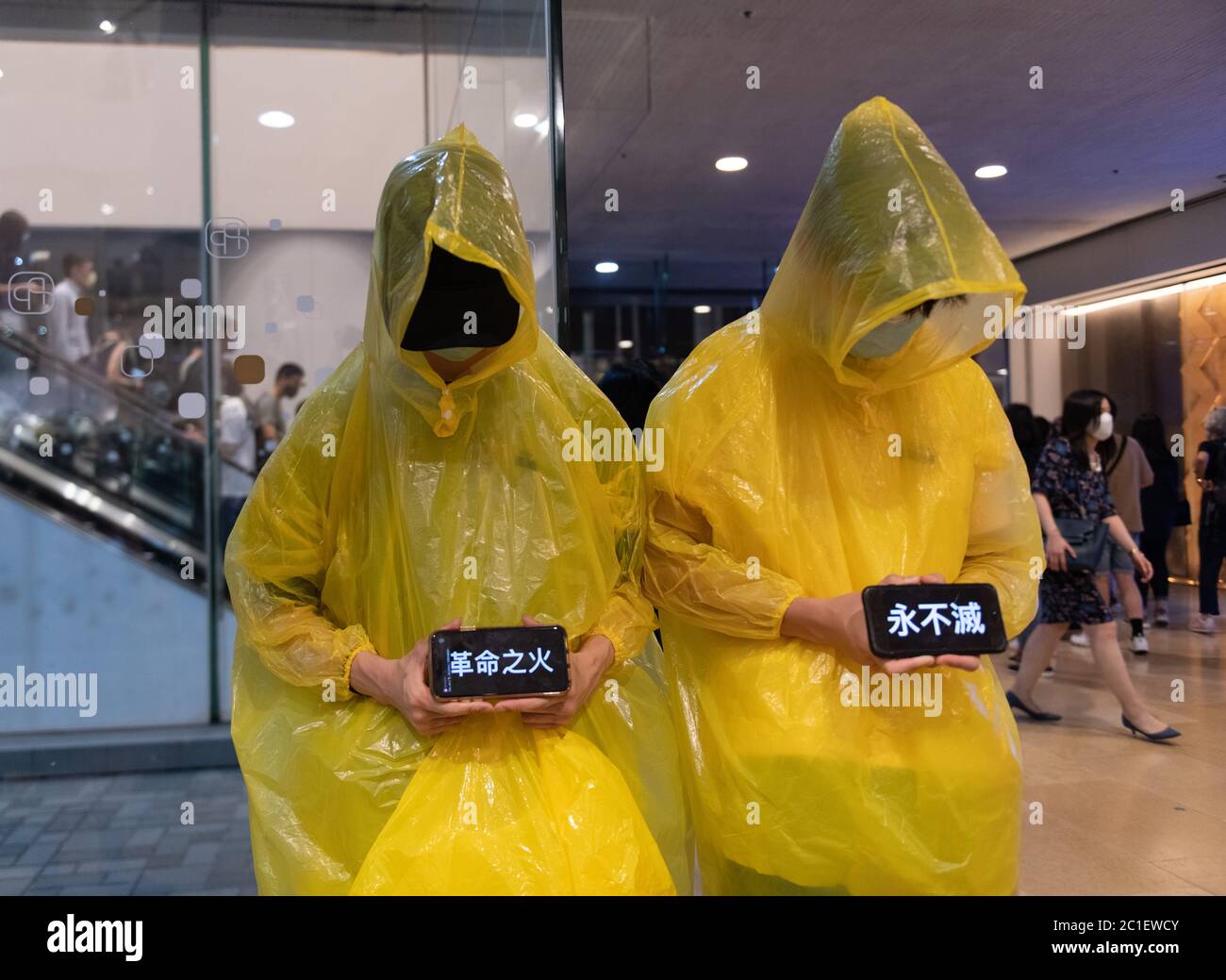 Hongkong, Hongkong, China. Juni 2020. Demonstranten versammeln sich in der Pacific Place Mall in der Admiralty Hongkong, um des ersten demokratischen Protestierenden-Todes am 15. Juni 2020 zu gedenken. Marco Leung ist vor einem Jahr von Gerüsten außerhalb des Gebäudes in den Tod gefallen. Er wurde bekannt als der Regenmantel Mann. Quelle: Jayne Russell/ZUMA Wire/Alamy Live News Stockfoto