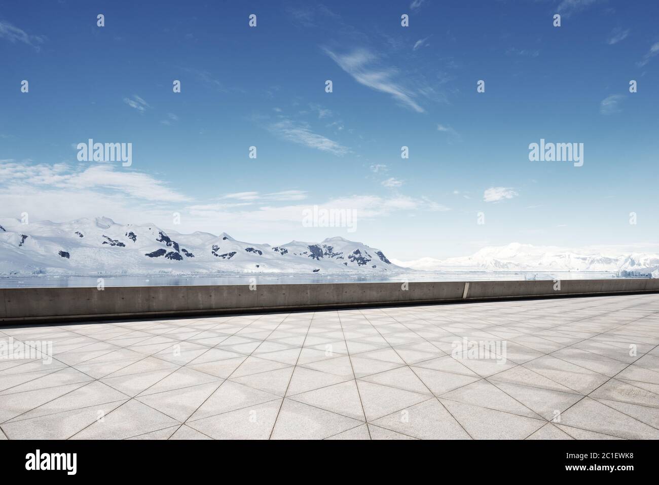 Leerer Ziegelboden mit sonw Berg als Hintergrund Stockfoto