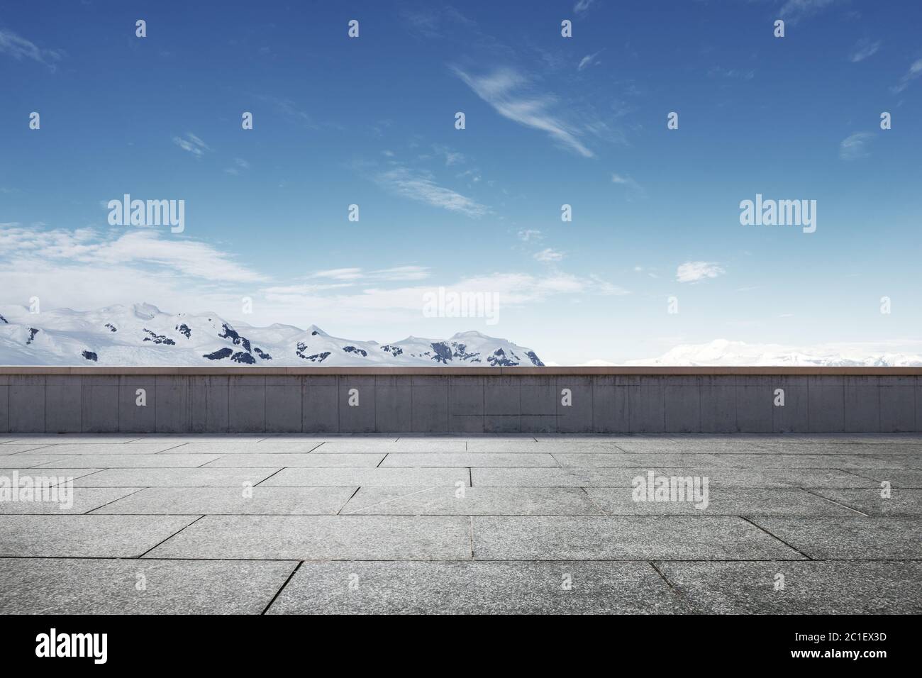 Leerer Ziegelboden mit sonw Berg als Hintergrund Stockfoto