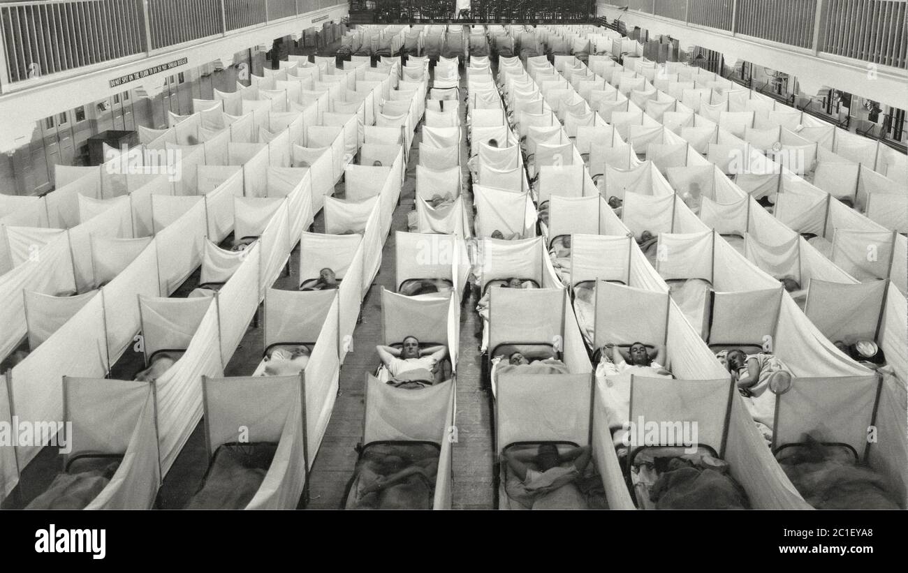 Die Schlafhalle des Marinestützpunktes der Vereinigten Staaten, überfüllt wegen der Grippe-Epidemie, die später ungefähr hundert Millionen Menschen oder 6 Percen tötete Stockfoto