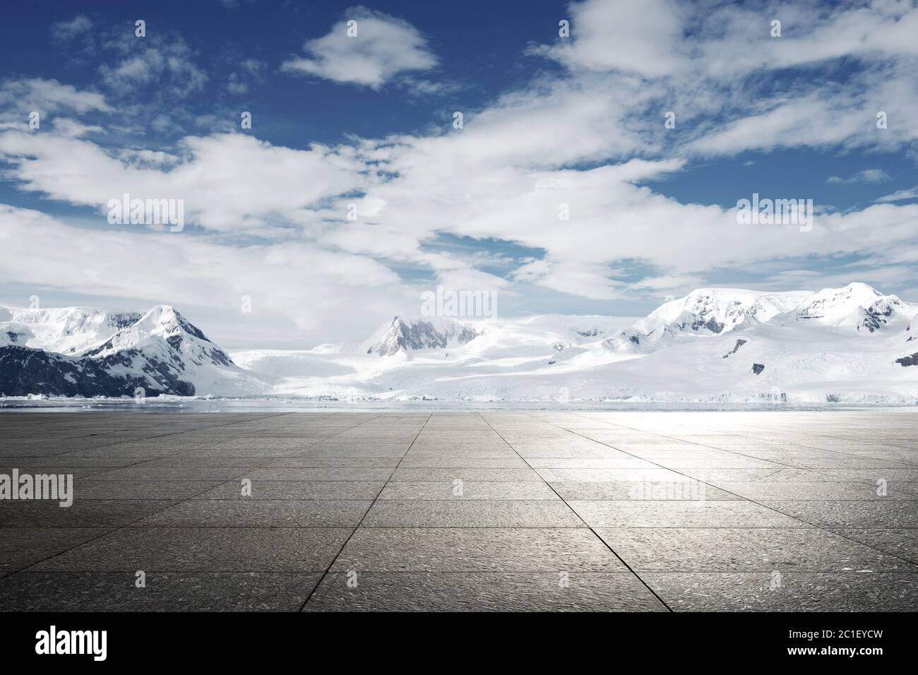 Leerer Ziegelboden mit sonw Berg als Hintergrund Stockfoto