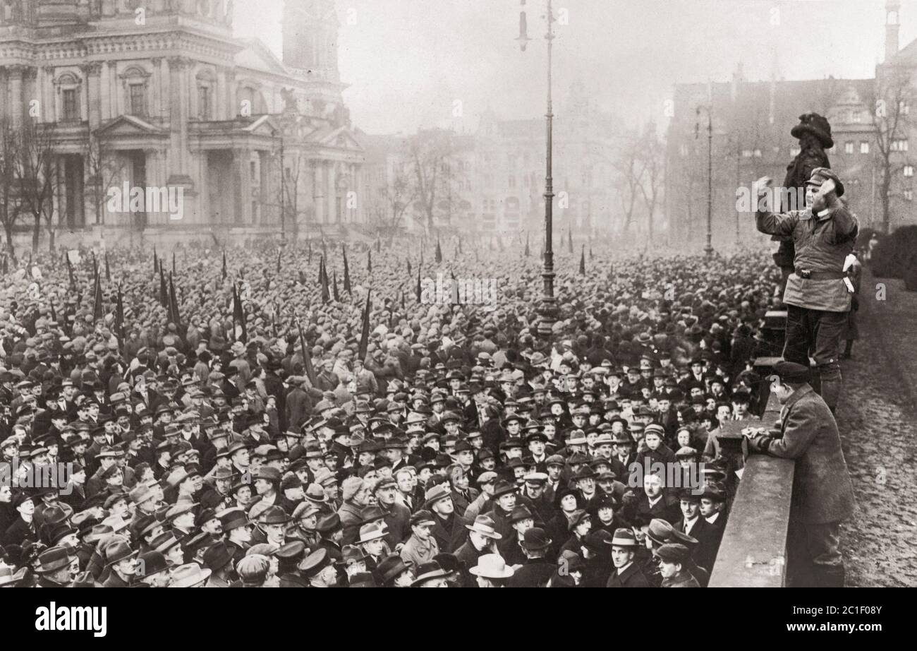 Ein kommunistischer Sprecher spricht eine große Menschenmenge in Berlin an, um gegen die Arbeitslosensituation in Deutschland, um 1920, zu protestieren. Stockfoto
