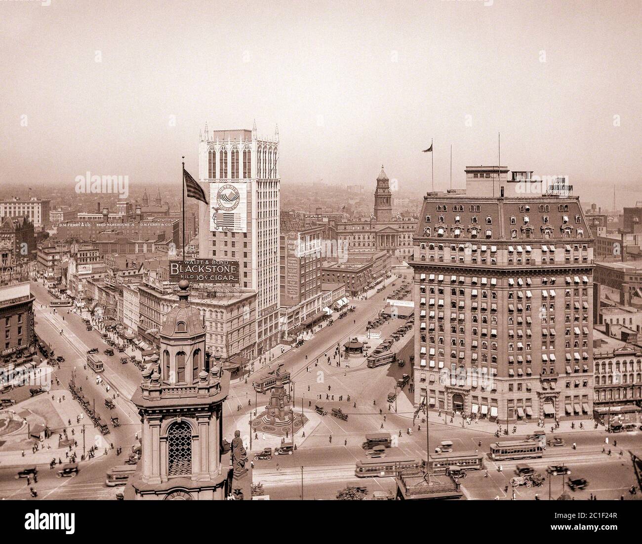 Eine Luftaufnahme des Campus Martius von der Dime Bank, mit Sehenswürdigkeiten wie Detroit City Hall im Vordergrund, die Real Estate Exchange, Stockfoto