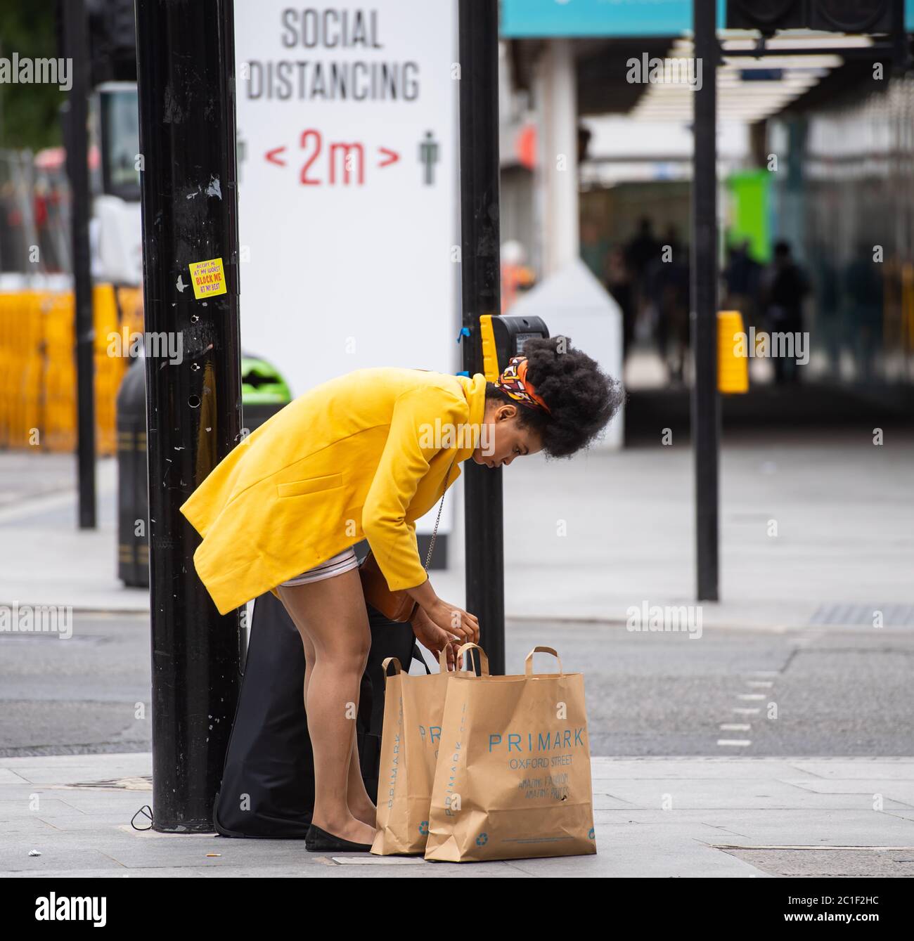 London, Großbritannien. Juni 2020. Kunden tragen Einkaufstaschen auf der Straße von Oxford, da nicht-wesentliche Geschäfte ab heute wieder geöffnet werden dürfen, sofern sie die Covid-sicheren Richtlinien der Regierungen einhalten. Quelle: Michael Tubi/Alamy Live News Stockfoto