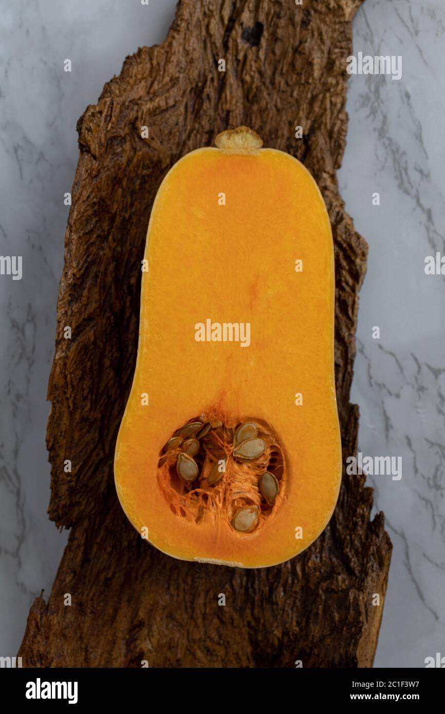 1/2 ein Butternut Squash, auf Holz und Marmor Hintergrund Stockfoto