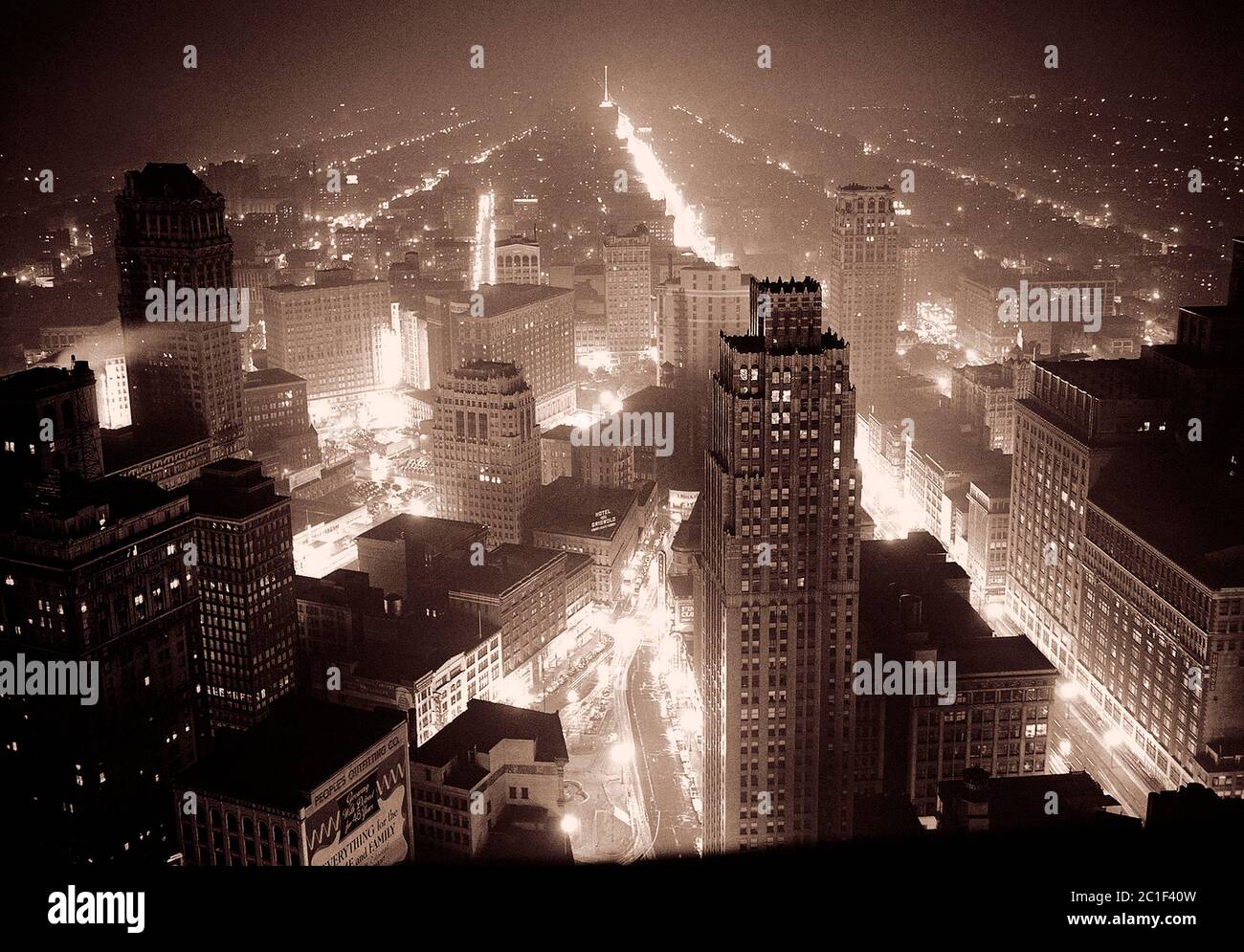 1942. Mai. Detroit und die Industriegebiete um es herum sind in Halbdunkel, außer für Straßenbeleuchtung und militärische Fabriken, die in fo eingesteckt werden Stockfoto