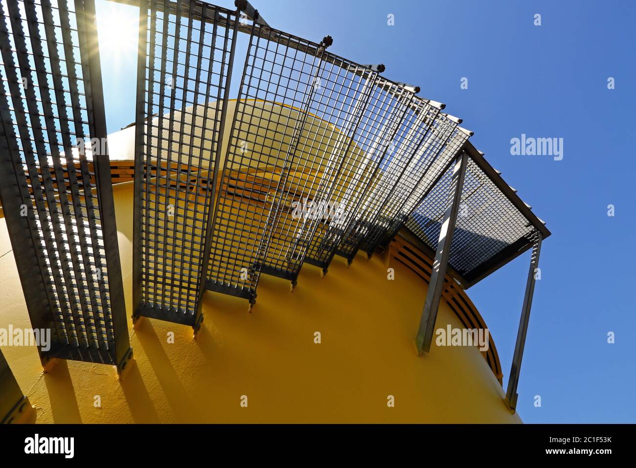 Industrietank mit Treppen Stockfoto