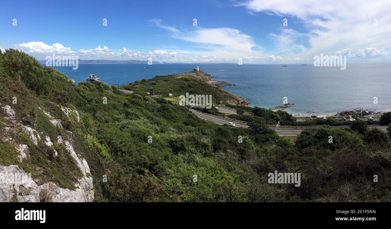 Murmbles Leuchtturm und Bracelet Bay - Panoramablick Stockfoto