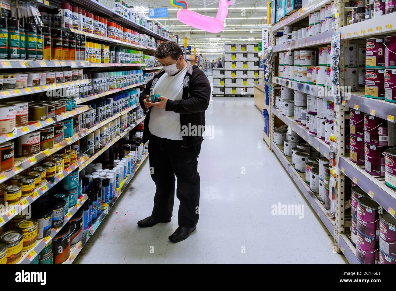 New York, NY USA - 14. JUNI 2020: Mann auf Maske einkaufen auf walmart lokalen Laden wählt Farbe im Baumarkt mit Coronavirus COVID-19 Stockfoto