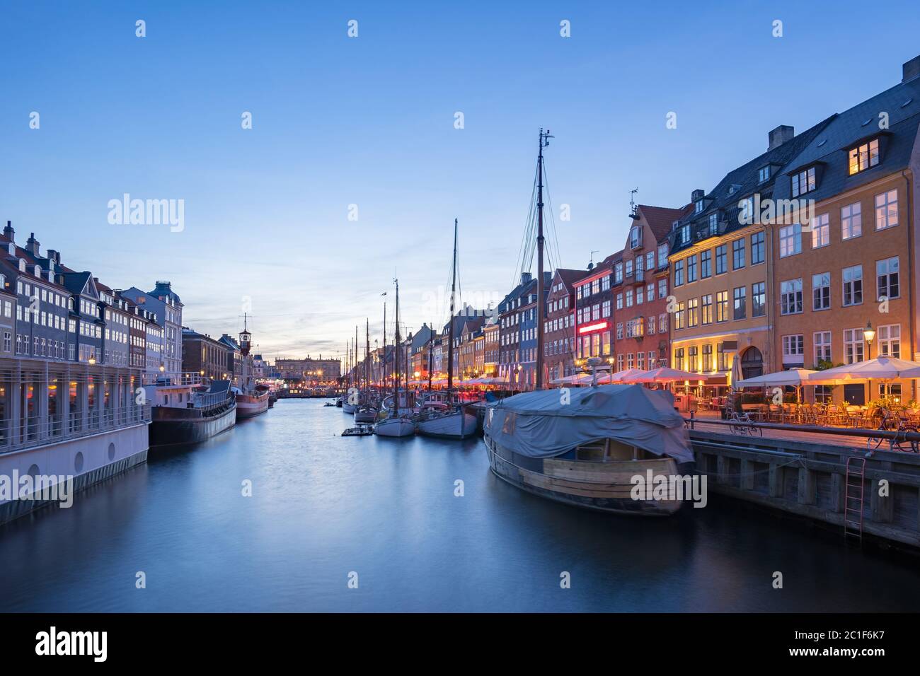 Nyhavn mit dem Kanal bei Nacht in Kopenhagen, Dänemark Stockfoto