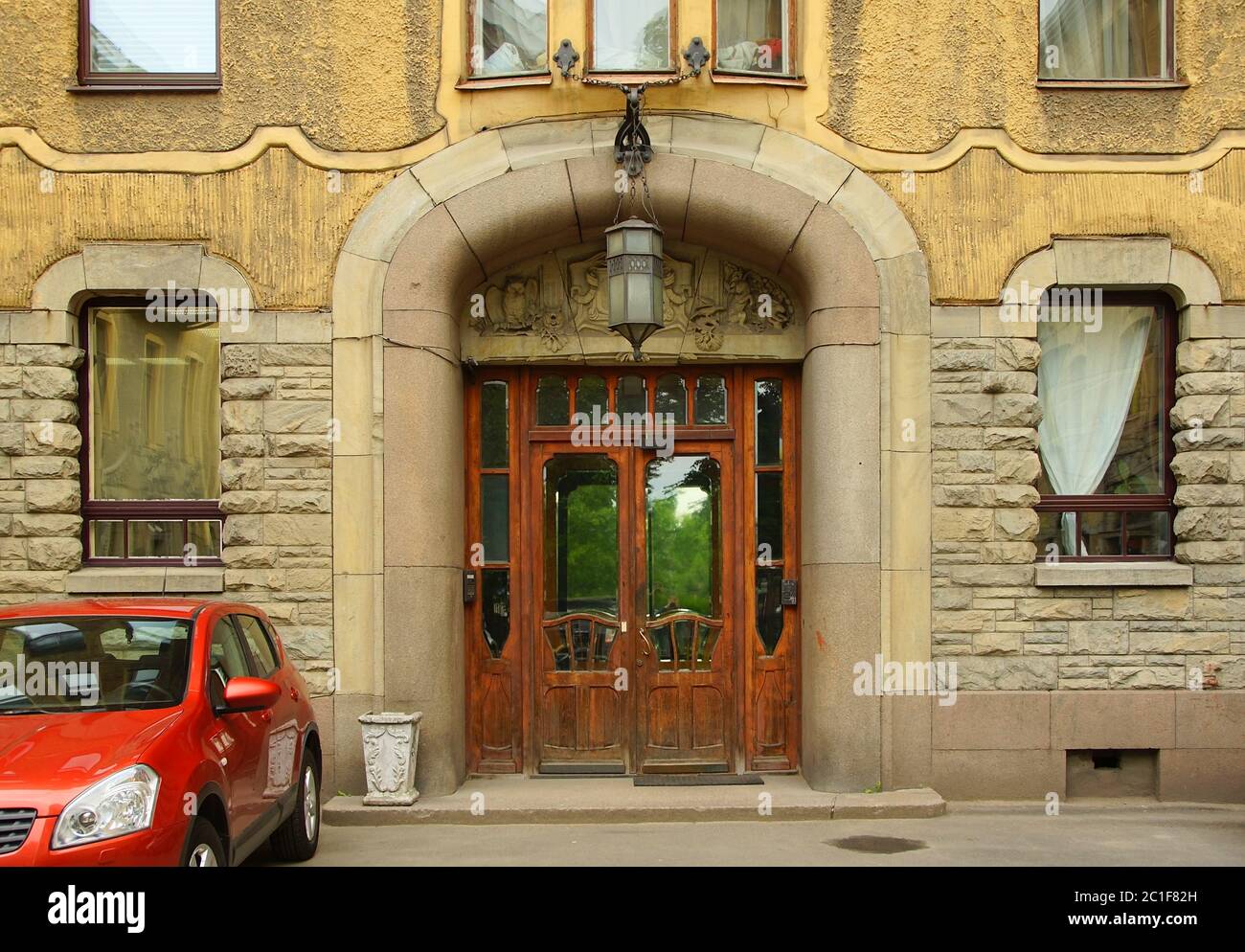 Eingang zum Appartementhaus im Jugendstil auf Kamennoostrowski Aussicht Stockfoto