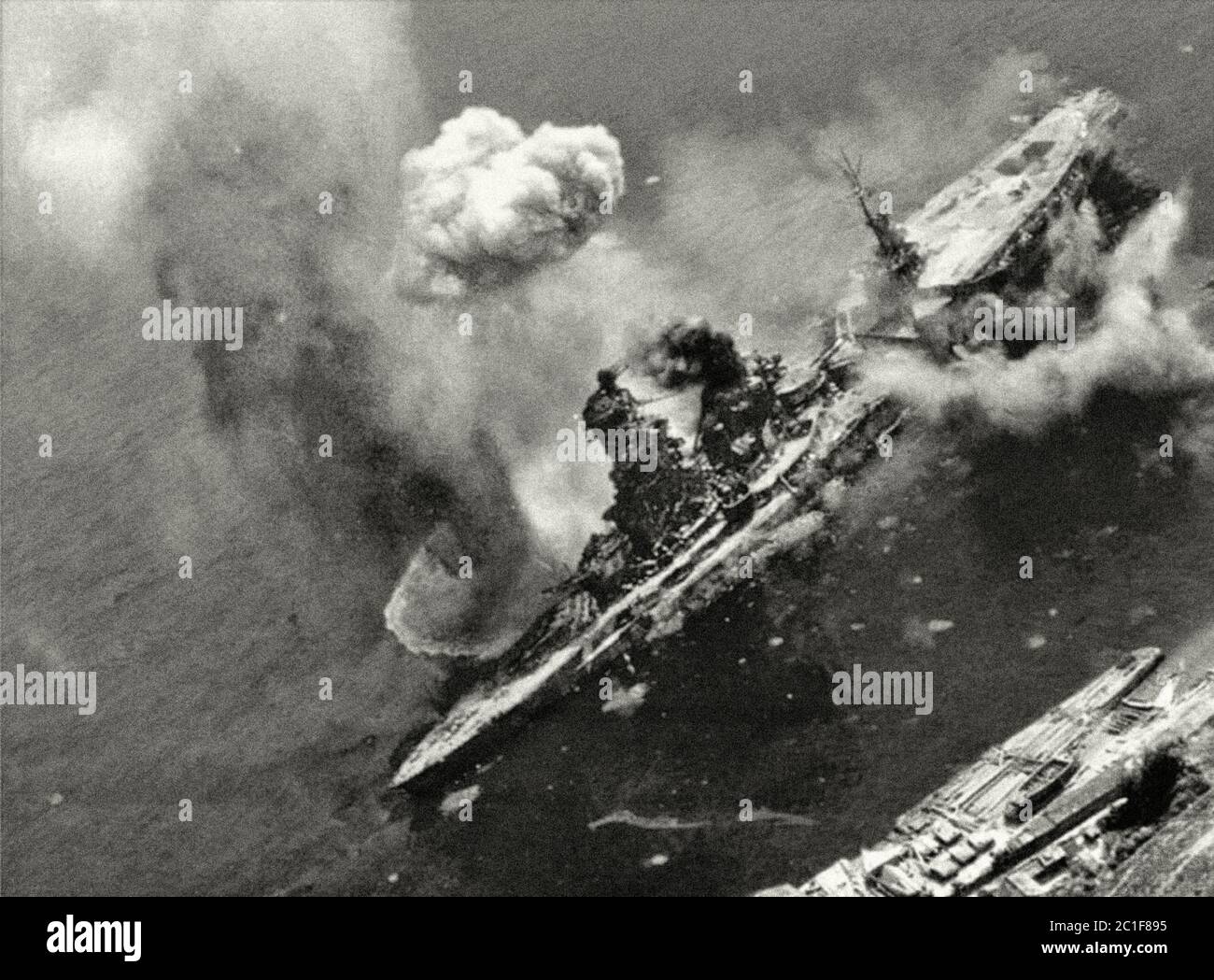 Das Bild zeigt den Bruch einer amerikanischen Bombe nahe der Steuerbordseite des japanischen Ise-Schlachtschiffes, das zu einem Flugzeugträger umgebaut wurde. Kure, J Stockfoto