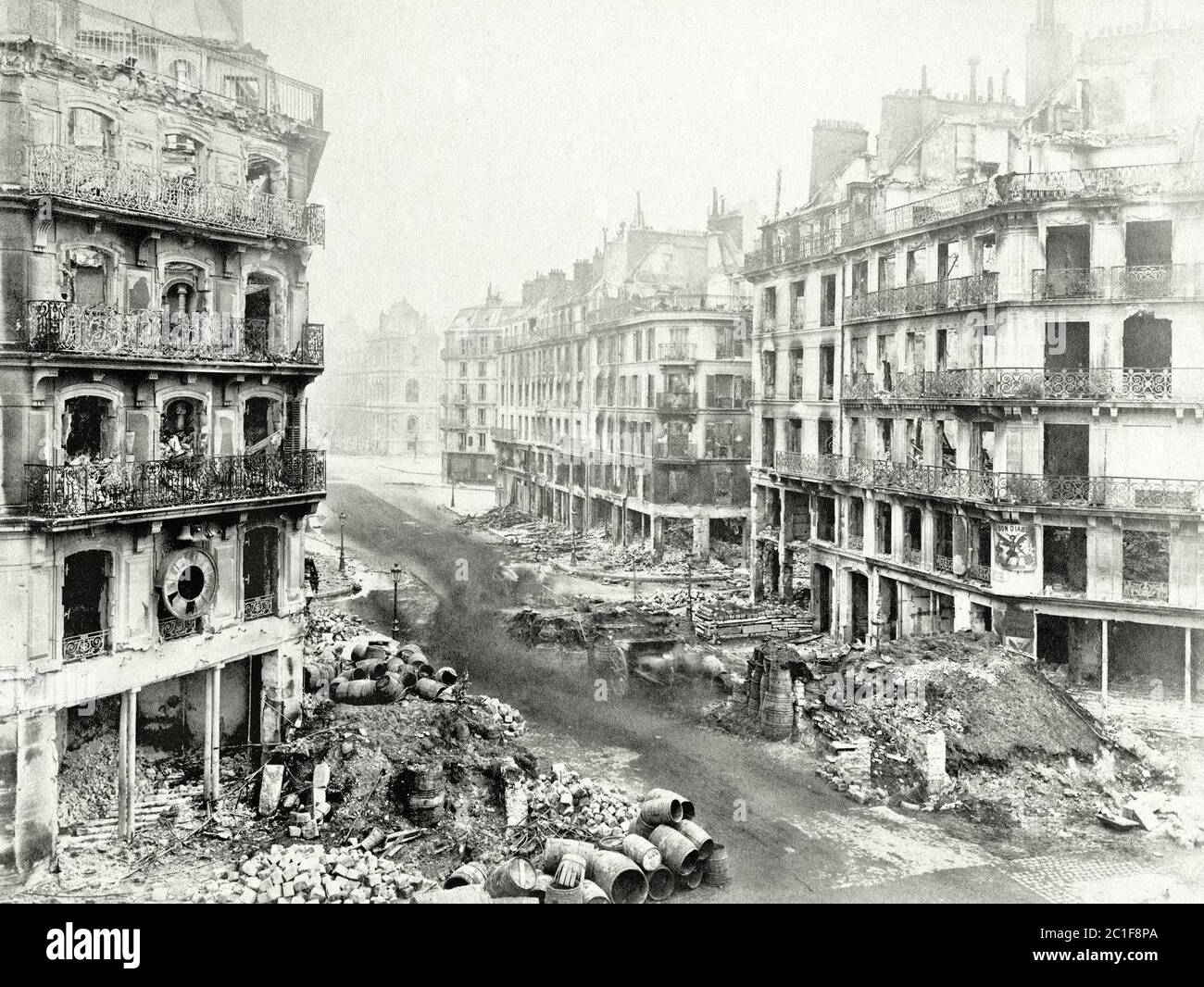 Paris während der Kommune. Rue Saint-Martin, vielleicht vom Turm aus gesehen Saint-Jacques Phot. Von B. Braquehais, Juni 1871 Stockfoto