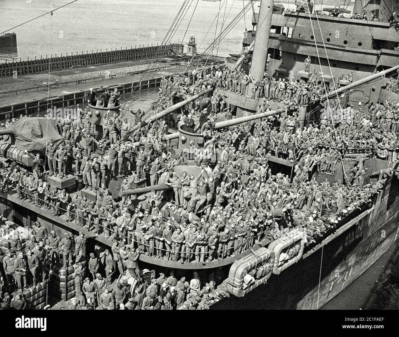Das Supertransportschiff, General W.P. Richardson, angedockt in New York, mit Veteranen des europäischen Krieges jubelten am 7. Juni 1945. Viele Soldaten waren Stockfoto