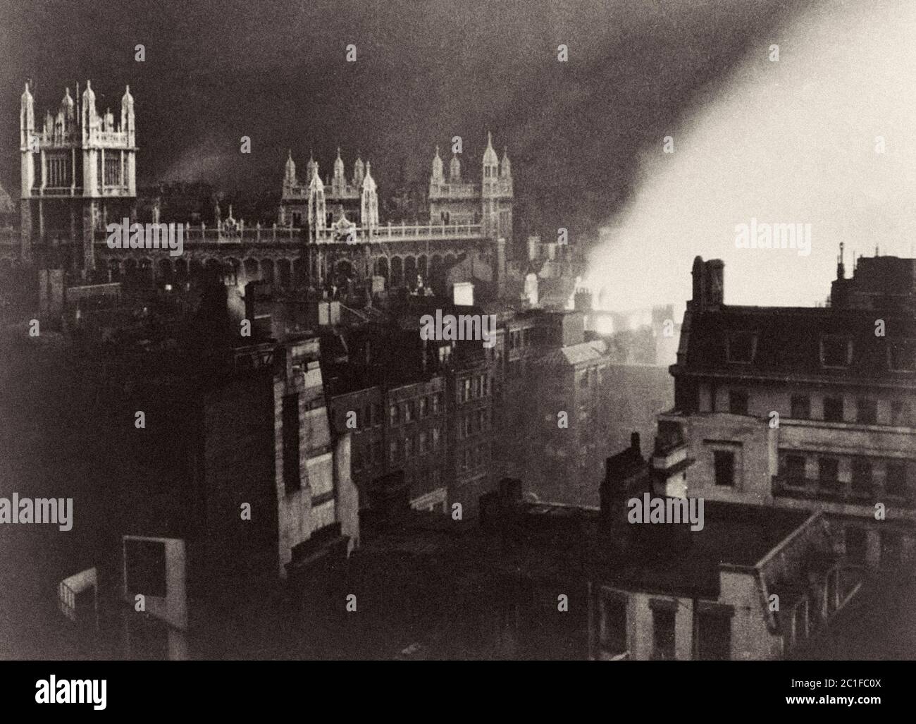 Das Record Office in London brennt nach einem deutschen Luftangriff 1940 in Flammen. Stockfoto