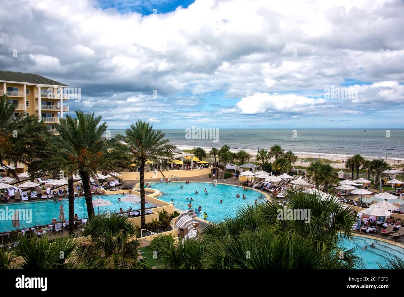 Amelia Island, Florida - 16. August 2019: Touristen genießen einen Tag im Pool in einem Luxus-Resort-Hotel am Fernandina Beach auf der wunderschönen Amelia Island Stockfoto