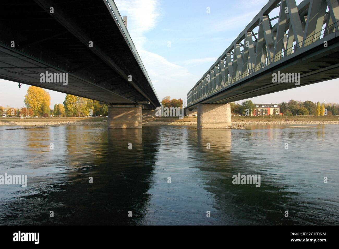 Ebbe unter der rheinbrücke Stockfoto