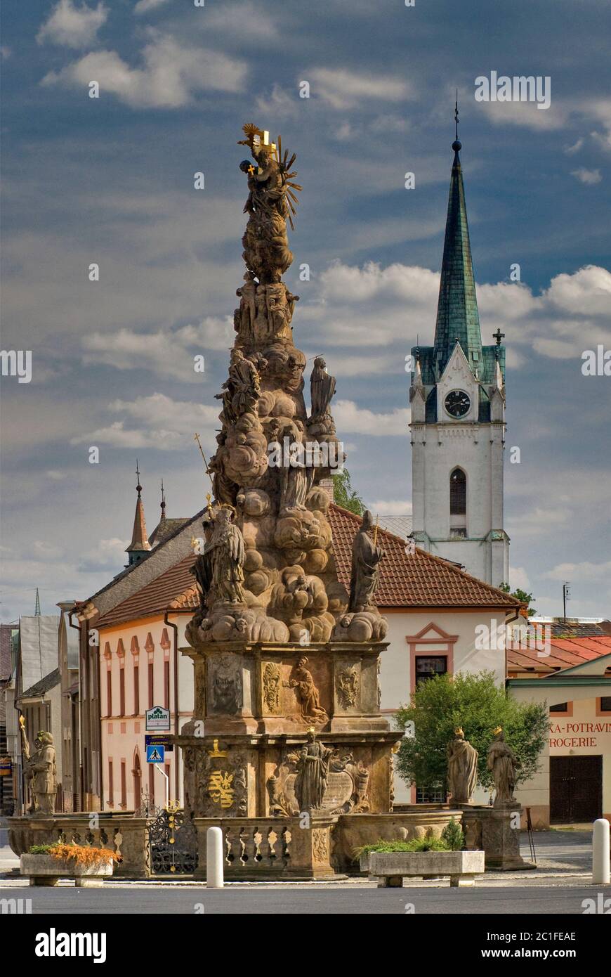 Säule der Heiligen Dreifaltigkeit und Turm der St. Fabian Kirche in Zákupy in Liberecky kraj (Region Liberec), Tschechische Republik Stockfoto