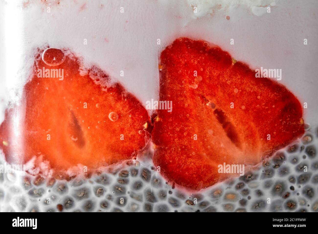 Chia Samen und Joghurt, Berry 2-in-1-Snacks in Glas close-up Stockfoto