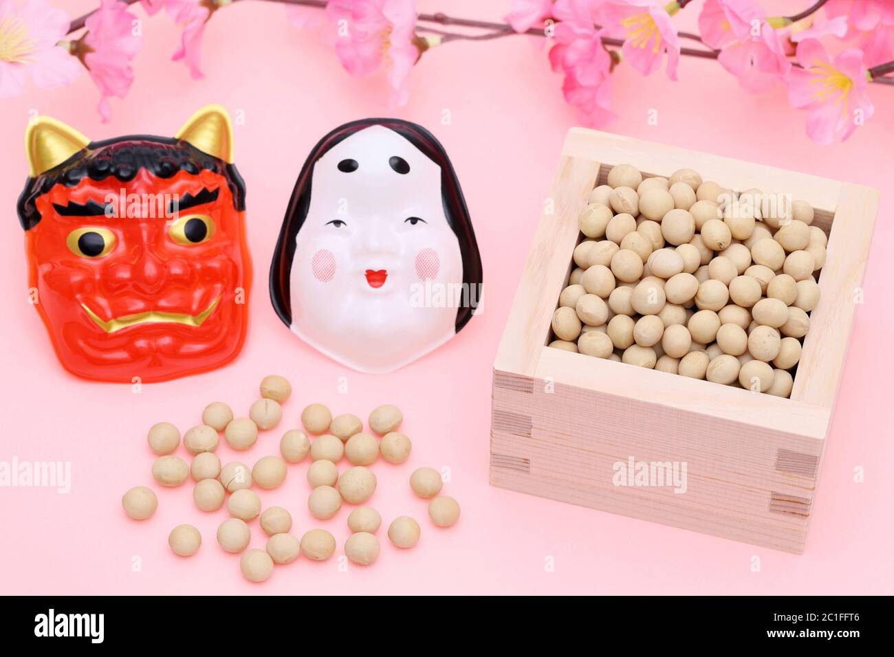 Japanische traditionelle Veranstaltung, Sojabohnen und Maske der Dämon auf eine jährliche Veranstaltung/Setsubun verwendet. Stockfoto