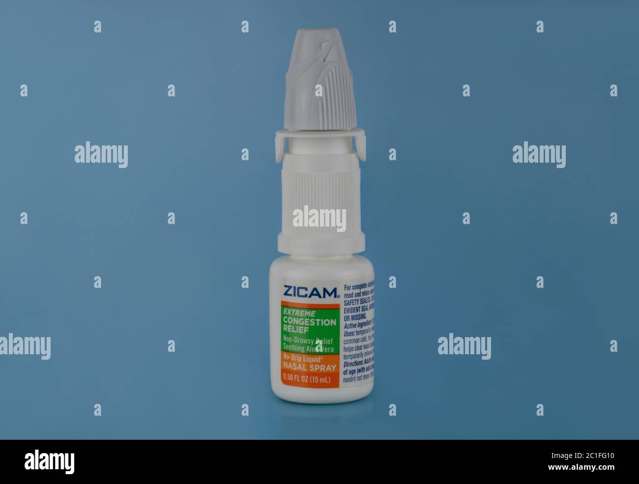 Illustrative Editorial von zicam Nasenspray auf blauem Hintergrund. Wird zur Behandlung von verstopften Nasenflügelnasen und Erkältensymptomen verwendet Stockfoto