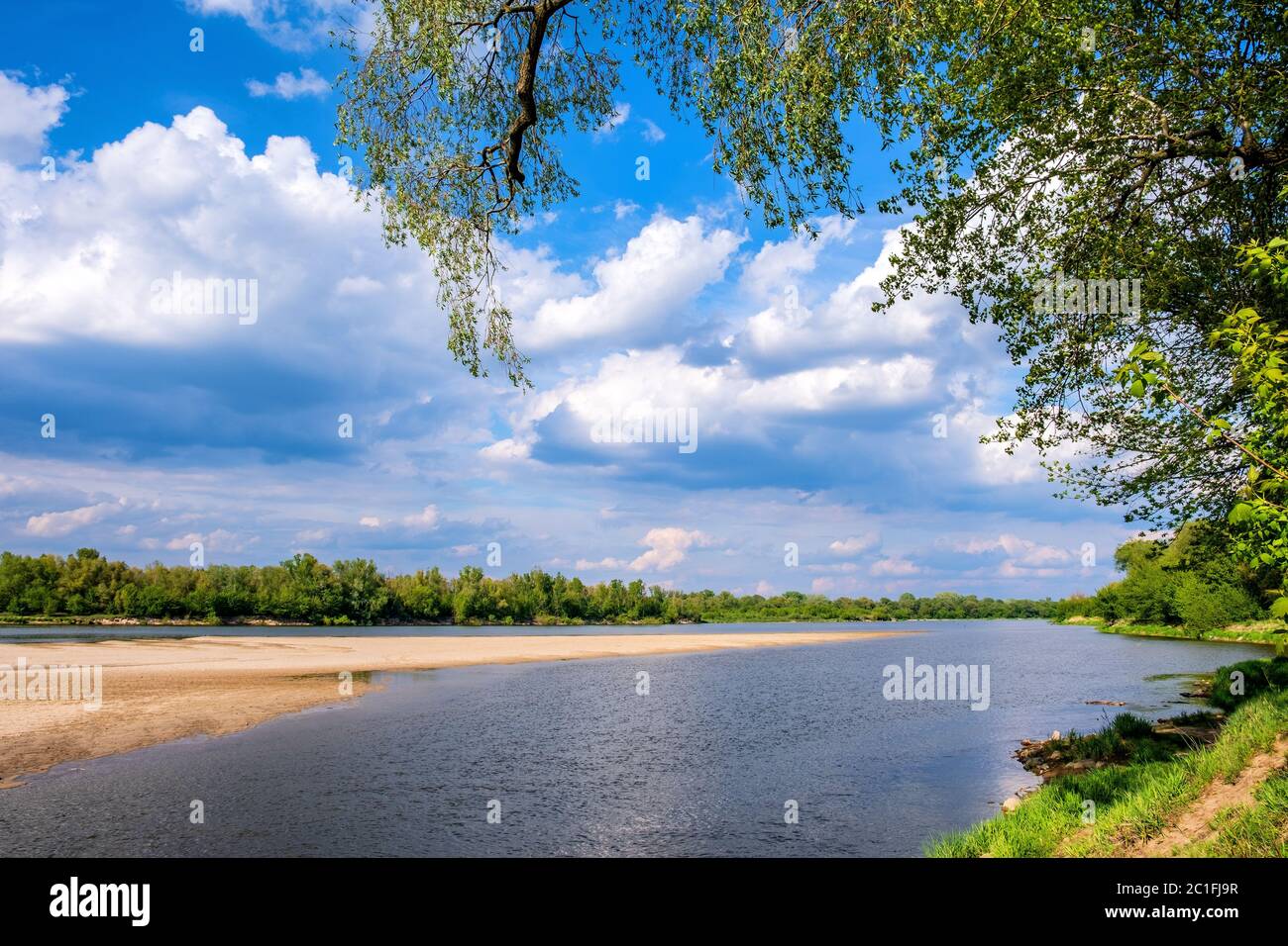 Panoramablick auf Weichsel mit sandigen Inseln und Ufer des Naturreservats Lawice Kielpinskie in der Nähe von Lomianki Stadt nördlich von Warschau im Zentrum Stockfoto