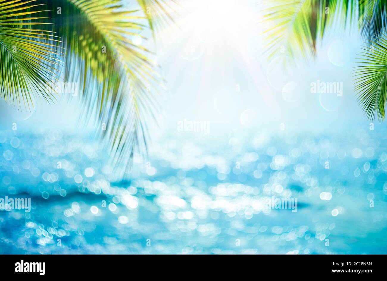 Verschwommener Blauer Himmel Und Meer Mit Bokeh Licht Und Blätter Palme - Sommerurlaub Konzept Stockfoto