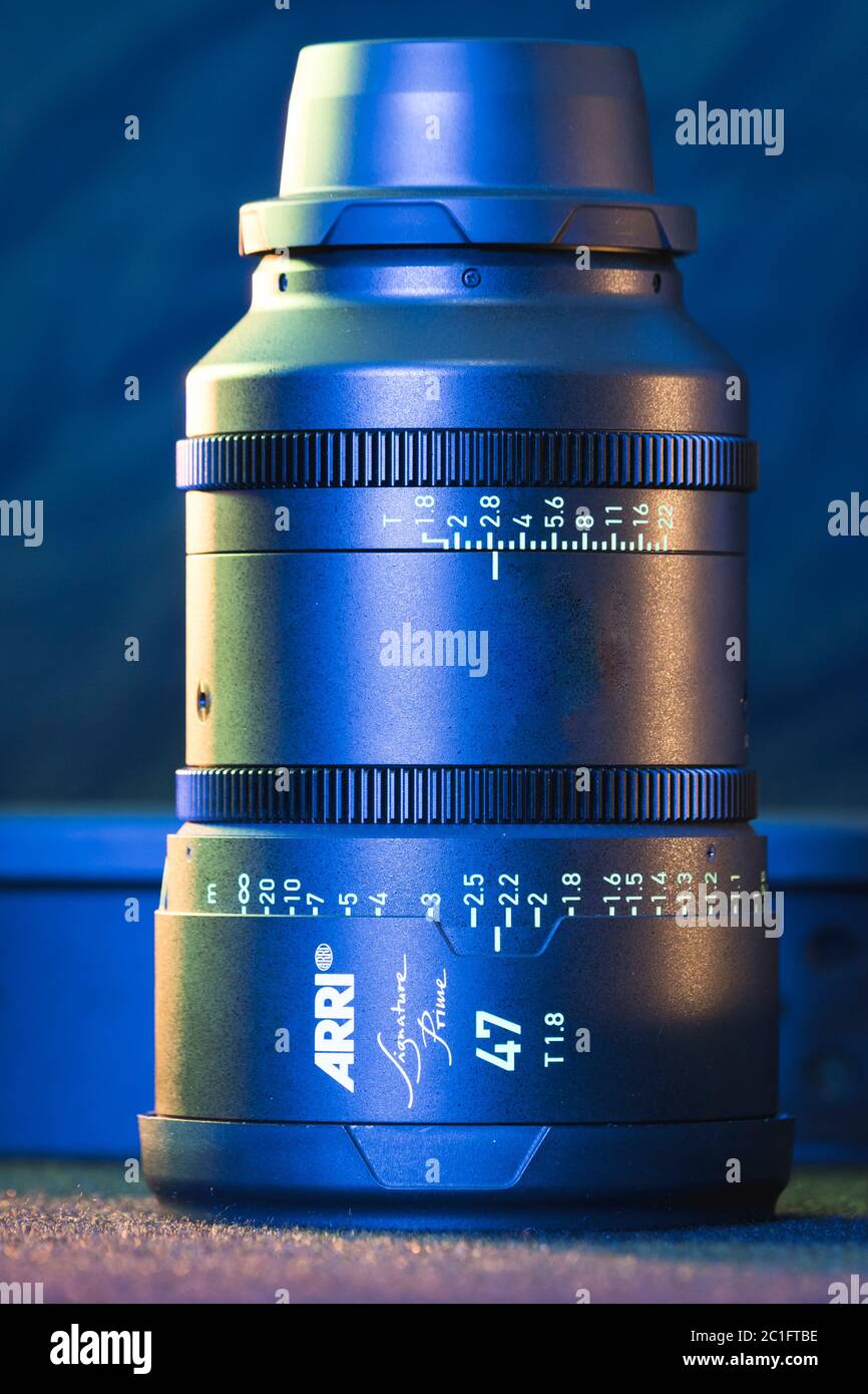 Kiew, Ukraine - 04.17.2020: Studioaufnahme des professionellen Objektivs Arri Signature Prime, Nahaufnahme. Professionelle Ausrüstung für Kameramann, Film Techno Stockfoto