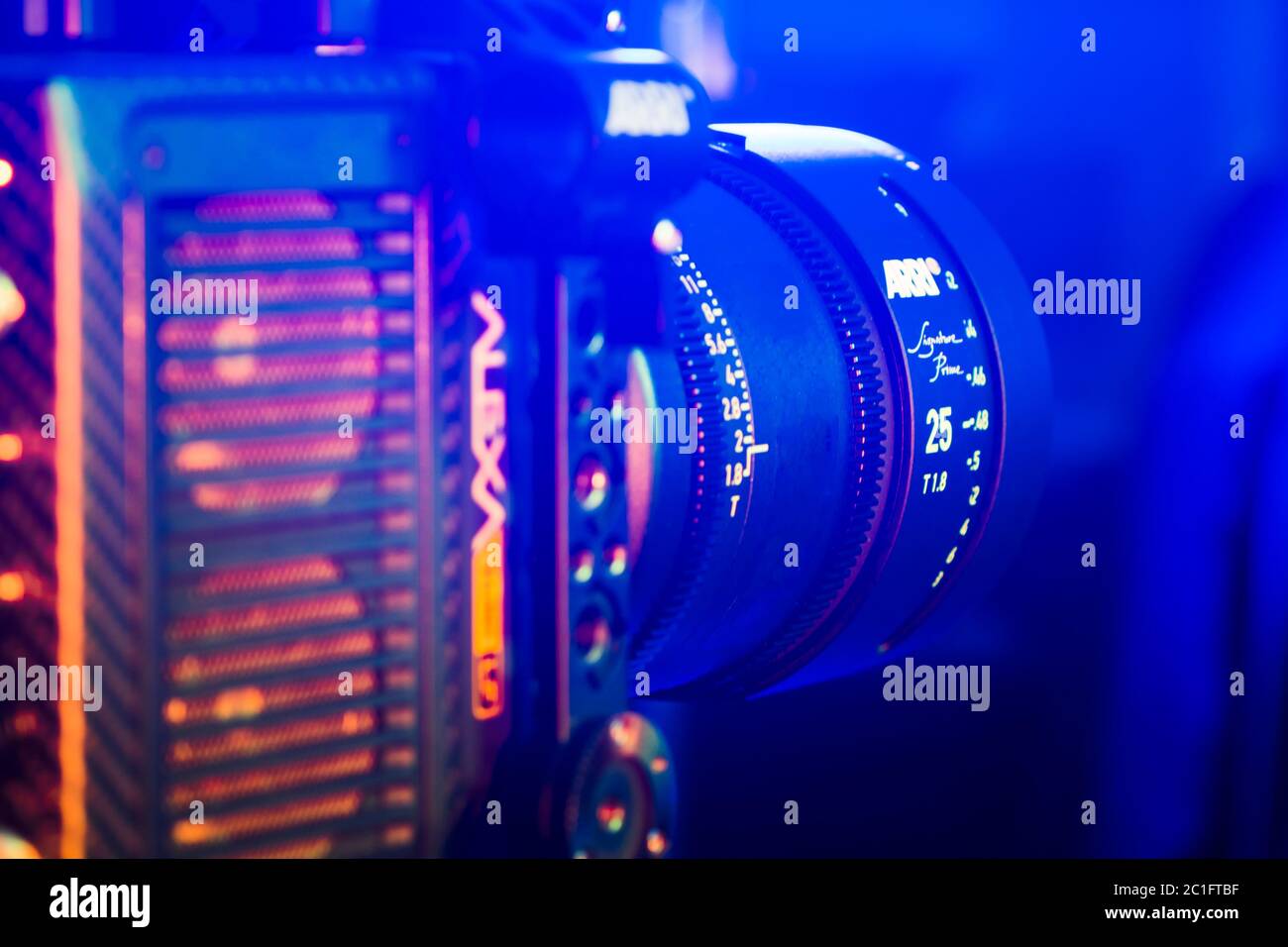 Kiew, Ukraine - 04.17.2020: Studio-Shooting der professionellen Videokamera Arri Alexa mini LF mit Objektiv, Nahaufnahme. Professionelle Ausrüstung für den Kinematographen Stockfoto