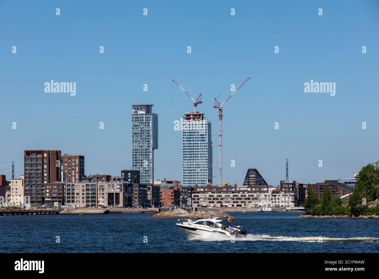 Die Stadt Helsinki ist von Osten, Süden und Westen vom Meer umgeben. Neues Wohnviertel, Kalasatama, hat höchste Wohngebäude in der Stadt. Stockfoto