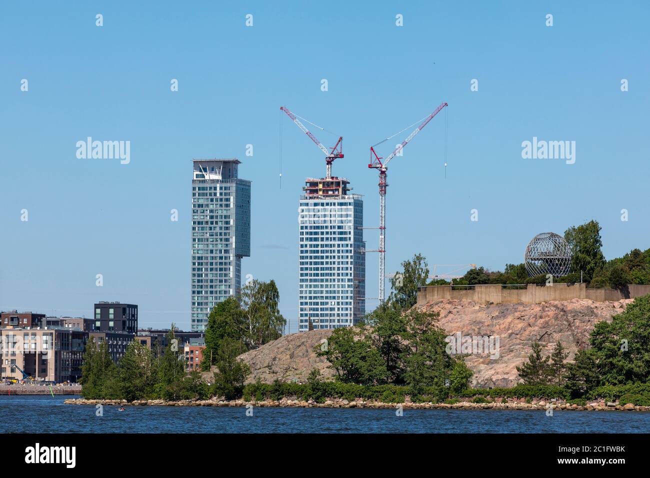 Die Stadt Helsinki ist von Osten, Süden und Westen vom Meer umgeben. Neues Wohnviertel, Kalasatama, hat höchste Wohngebäude in der Stadt. Stockfoto