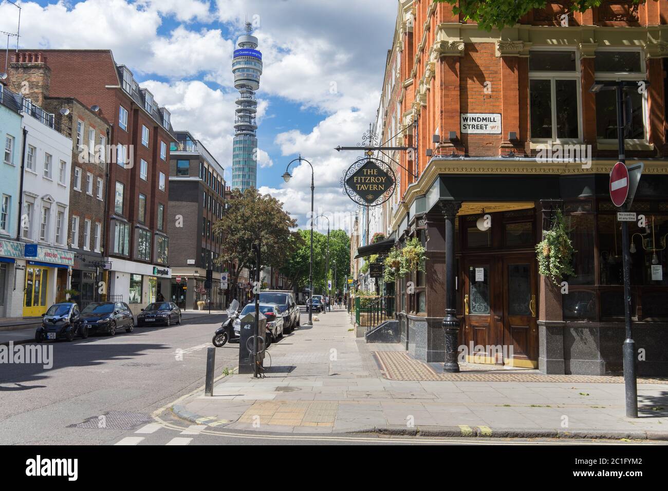 Kreuzung von Windmill Street und Charlotte Street mit der Fitzroy Tavern an der Ecke. BT Post Office Tower im Hintergrund. London Stockfoto