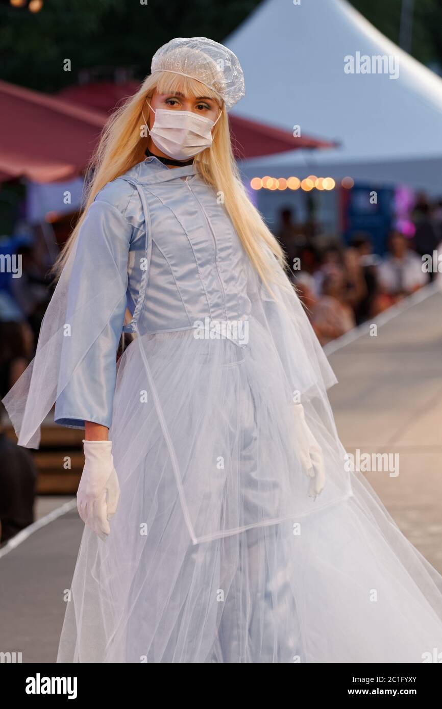 Ein Model trägt eine medizinische Posen geht auf der Landebahn der Yung Alexander Fashion Show während des Fashion and Design Festival in Montreal, Kanada statt Stockfoto