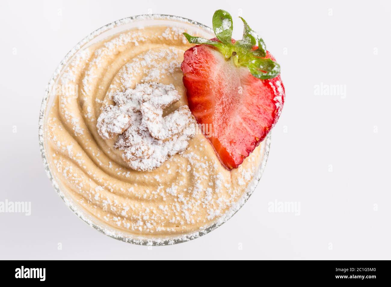 Dessert im Glas mit Mascarpone Sahne, Walnüssen und Erdbeeren Stockfoto