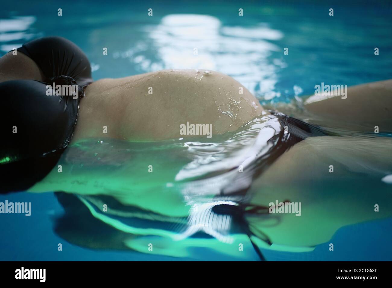Schwangere Frau in einem Pool. Nahaufnahme Stockfoto