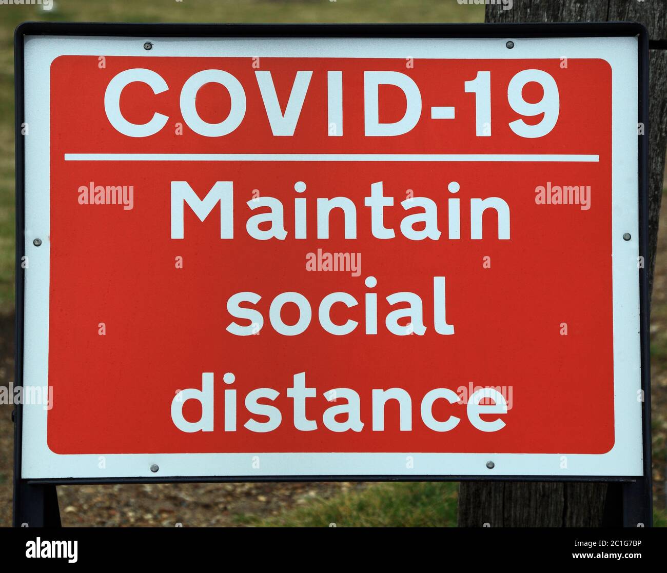 Covid-19 Zeichen, Sozialabstand, Distanzierung, Coronavirus, Pandemie, Badeort, Hunstanton, Norfolk, England pflegen Stockfoto